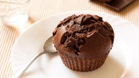 Kue muffin tergolong makanan favorit sebagai dessert saat sarapan. Namun kandungan mentega, susu, telur dan cokelat yang ada di dalamnya bisa meningkatkan kolesterol. (Foto: thinkstock)