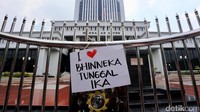 Massa juga membawa sejumlah spanduk yang berbunyi Bhinneka Tunggal Ika dan Save NKRI. Mereka pun membagikan bunga mawar merah dan mawar putih kepada pengendara yang lewat di depan gedung MA.
