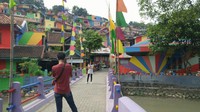 Foto: Kawasan yang fotogenik ini tak ayal menjadi lokasi foto-foto oleh para turis. Mereka bisa berfoto di berbagai sisi kampung (Angling Adhitya Purbaya/detikTravel)