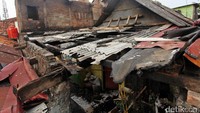 Empat rumah petak di Jatinegara, Jakarta Timur tersebut terbakar sekitar pukul 04.15 WIB.