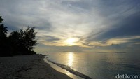 Pantai Ujung Gelam berjarak sekitar 40 menit dari Pelabuhan Karimunjawa. Dibalut dengan pasir putih lembut dan ombak yang lembut, Ujung Gelam sangat instagenic (Bonauli/detikTravel)