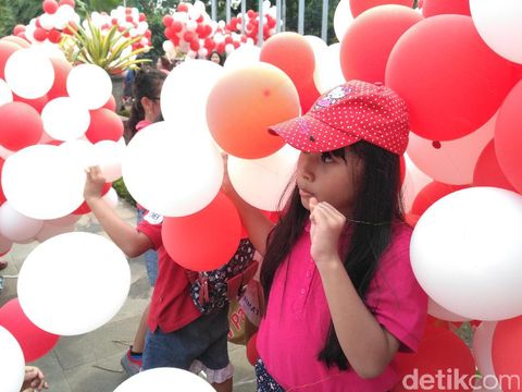 Anak-anak bermain balon merah putih di Balai Kota, Senin (8/5/2017