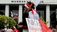 Koordinator aksi Urip Haryanto mengatakan tuntutan massa Aliansi Masyarakat untuk Kebhinnekaan dan Supremasi Hukum adalah hakim dapat memutuskan hukuman untuk Ahok tanpa ada intimidasi.