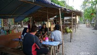 Suasana ini kurang lengkap rasanya tanpa secangkir kopi atau teh. Nah, di pinggir pantai sudah ada warung-warung lokal yang menyediakan minuman dan makanan ringan (Bonauli/detikTravel)
