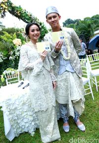 Kebaya Pernikahan Cantik IKAT Indonesia yang Dipakai Rinni Wulandari