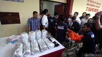 Petugas Bea Cukai bekerja sama dengan Direktorat Narkotika Bareskrim Polri berhasil menggagalkan penyelundupan narkotika dari cina sebanyak 84 Kg sabu yang tersembunyi di rongga dalam 14 Unit Buffer/damper yang terbuat dari besi setebal 2,5 cm.
