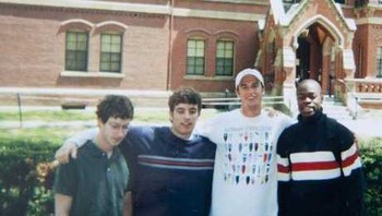 Zuck berpose bersama teman-teman lainnya di Harvard. Foto: thechive