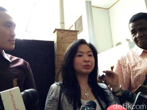  Anggota tim pengacara Miryam Haryani, Mita Mulia memberikan keterangan di PN Jaksel, Senin (8/5/2017)