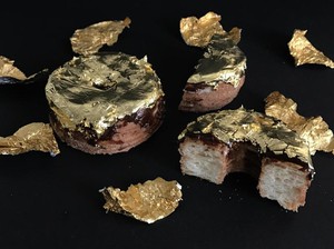 Bakery Ini Buat Kreasi Croissant Donat Berlapis Emas 24 Karat!