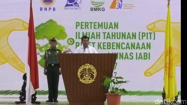  Wapres JK pada pembukaan Pertemuan Ilmiah Tahunan ke-4 Riset Kebencanaan di UI, Depok, Senin (8/5/2017).