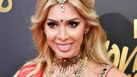 Farrah Abraham tampil layaknya wanita India dengan aksesori lengkapnya. Frazer Harrison/Getty Images/detikFoto.
