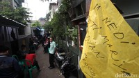 Warga mulai berdatangan melayat ke sebuah rumah yang akan dijadikan tempat persemayaman jenazah.