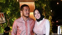 Mereka terlihat kompak dan serasi dengan busana bernuansa pink dan hitam. Pool/Palevi S/detikFoto.