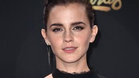 Pulasan makeup flawless serta lipstik merah muda membuatnya tambah bersinar di malam itu. Alberto E. Rodriguez/Getty Images/detikFoto.