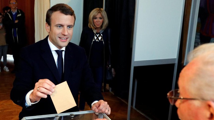 Macron Menangi Pilpres Prancis Emmanuel Macron unggul pada hasil exit poll Pemilihan Presiden Prancis. Macron unggul 65,9 persen, sedangkan Le Pen mendapat 34,1 persen.