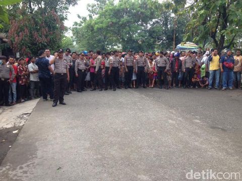 Teriakan Marah Warga Iringi Rekonstruksi Pembunuhan Satu Keluarga