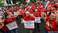 Pantauan detikcom di depan gedung MA, Jalan Medan Merdeka Utara, Jakarta Pusat, Senin (8/5/2017), aksi dilakukan oleh sekitar puluhan orang mulai pukul 10.30 WIB. Mereka kompak mengenakan kaus berwarna merah, hitam, dan putih.