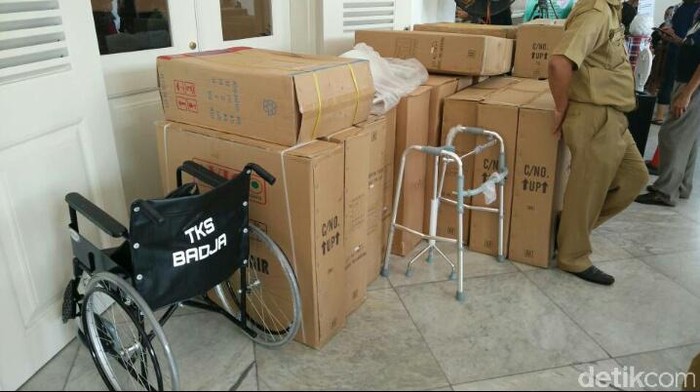 Pendukung Ahok-Djarot Sumbang Kursi Roda ke Balai Kota
