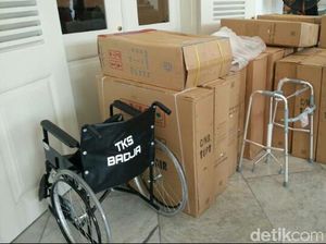 Pendukung Ahok-Djarot Sumbang Kursi Roda ke Balai Kota