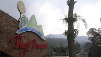Konsepnya Fun in Nature, jika Anda masuk ke kawasan Dago Dream Park akan disuguhkan susana alam yang sejuk dan dihiasi rimbunnya pohon pinus yang menjulang tinggi. Benar-benar merasakan udara segar dengan latar pegunungan (Wisma Putra/detikTravel)