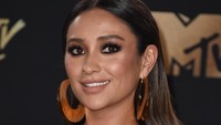 Shay Mitchell tampak menunjukan belahan dadanya dan bahu indahnya itu. Alberto E. Rodriguez/Getty Images/detikFoto.
