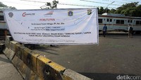 Uji coba penutupan pelintasan ditandai dengan pemasangan movable concrete barrier (MCB) yang menutupi seluruh jalan.