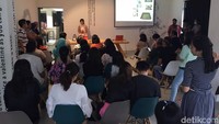 Sebanyak 35 peserta berpartisipasi dalam Japanese Tea Class di Almond Zucchini (7/5). Ahli teh Ratna Soemantri memulai pengenalan teh pada pukul 10.00.