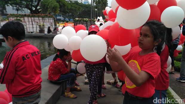 Anak-anak bermain balon merah putih di Balai Kota, Senin (8/5/2017)