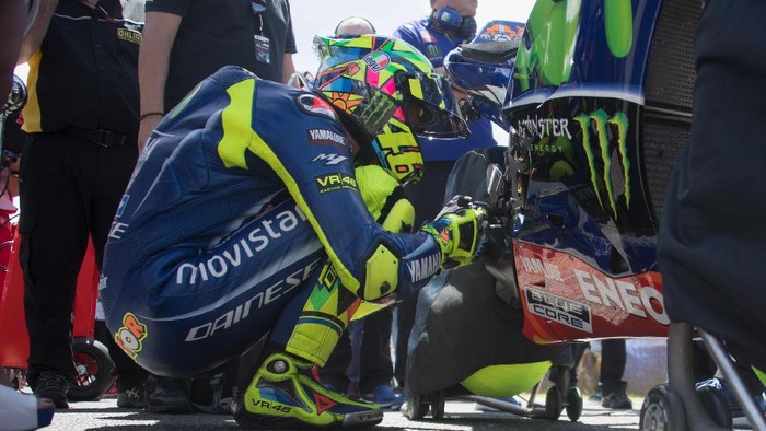 Apa Arti Ritual Jongkok Valentino Rossi Jelang Balapan?