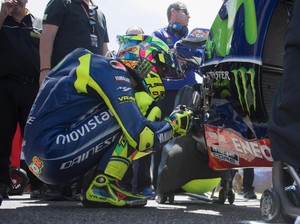 Apa Arti Ritual Jongkok Valentino Rossi Jelang Balapan?