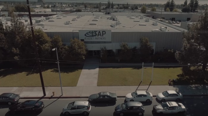 Mobil Listrik Daur Ulang Kalahkan Tesla S