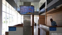 Kita juga akan dijumpai dengan counter pengecekan passport. Beginilah suasannya.