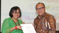 Dirut BPJS Ketenagakerjaan, Agus Susanto (kanan) bersama Ketua Umum PGI, Pdt. Dr. Henriette T. H. Lebang menunjukan nota kerjasama.