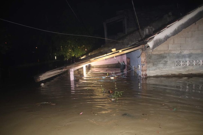 Perumahan di Tangerang Banjir, Warga Mengungsi di Tenda