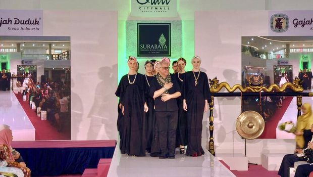 Alasan Itang Yunasz Kurang Tertarik Tampilkan Karya di Pekan Mode Dunia