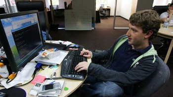 Berawal dari jejaring sosial untuk kampus, Facebook akhirnya mendunia dan Zuck jadi kaya raya. Saat ini, uangnya menurut Forbes lebih dari RP 1.700 triliun. Foto: thechive