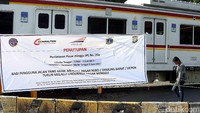 Spanduk berisi pengumuman uji coba penutupan perlintasan kereta api Pasar Minggu terpampang di sekitar lokasi.