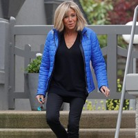 Dalam kesempatan santai, Brigitte tetap tampil stylish dengan memadukan blazer cerah dan celana jeans, sering kali dilengkapi dengan sepatu boots atau sneakers. Gaya ini menunjukkan bahwa ia mampu menyeimbangkan antara formalitas dan kenyamanan tanpa mengorbankan estetika. (Foto: REUTERS/Philippe Wojazer)