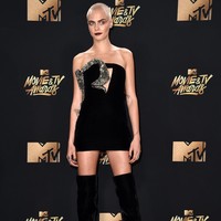 Muncul di karpet merah ajang bergengsi ini, Cara tampil menggoda dengan little black dress nan seksi dari Saint Laurent. (Foto: Alberto E. Rodriguez/Getty Images)