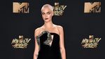 Cara Delevigne Tampil Plontos dan Tato Besar di Kepala