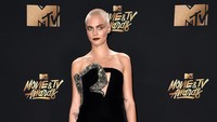 Model cantik berusia 24 tahun itu tampil dengan dress dan boots hitam serta lipstik merah gelap. Alberto E. Rodriguez/Getty Images/detikFoto.