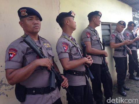 Ratusan Polisi Amankan Rekonstruksi Pembunuhan Sadis Satu Keluarga 
