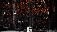 Macron menyapa pendukungnya dari atas panggung. Philippe Wojazer/Reuters.