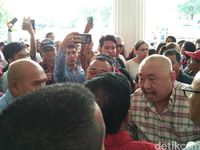 Pria yang belakangan diketahui bernama Liusung ini sempat bersitegang dengan pengantre lain.