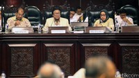 Sidang tersebut dipimpin oleh Ketua DPD RI Oesman Sapta Odang dan didampingi Wakilnya Nono Sampono dan Damayanti Lubis.