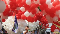 Ribuan balon berwarna merah-putih menghiasi taman halaman Balai Kota Jakarta, Senin (8/5/2017).