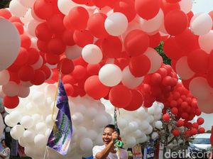 Balon Merah-putih Warnai Balai Kota