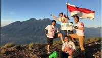 Pria yang hobi naik gunung itu juga mengungkapkan bahwa meski berpisah namun pertemanan mereka akan terus bertahan. (Dok. Instagram/elelrumi)