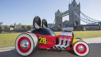 Dibuat dalam bentuk nyata, mobil Mickey Mouse itu memiliki panjang sekitar 2,4 meter lebih pendek dari mobil Smart Fortwo. Foto: Pool (carscoops)