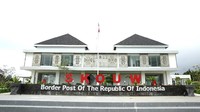 Berada jauh di Timur Indonesia, tak menyurutkan pekerjaan pembangunan Pos Lintas Batas (PLBN) Skouw di Papua. Dimulai pembangunannya pada 18 Desember 2015, PLBN Skouw yang berlokasi di Distrik Muara Tami Kota Jayapura itu, kini tampak megah. (Dok. Kementerian PUPR)